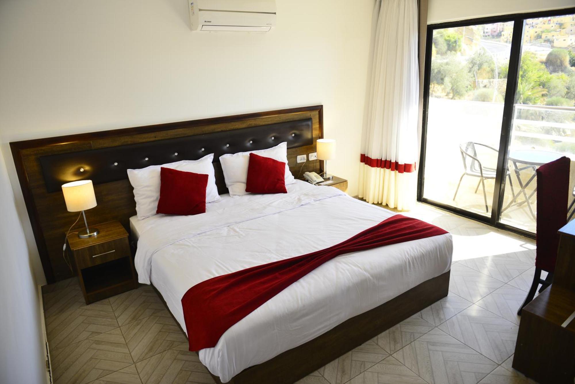 Petra Corner Hotel Экстерьер фото